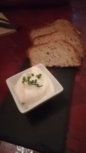 Aïoli and bread starters at Estudio Vegetariano in Lagos