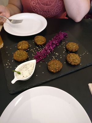 Warme Vorspeise, Falafel mit Dip und rote Beete. at Estudio Vegetariano in Lagos