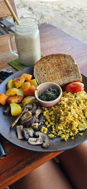 Vegan breakfast and vegan smoothie at Coconut Monkey in Koh Tao