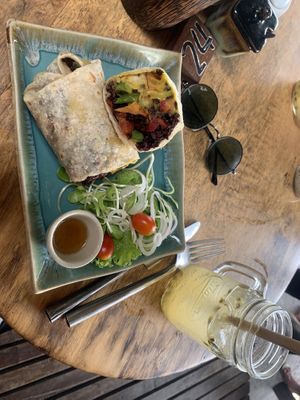 Sehr lecker! Gemüse, schwarzer Reis und Mangosauce   at Coconut Monkey in Koh Tao