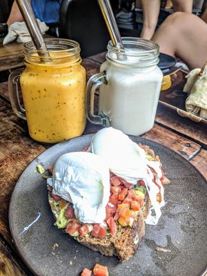 Avocado and poached eggs and smoothies at Coconut Monkey in Koh Tao