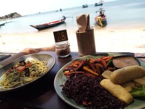 Pesto spaghetti and Satay tofu at Coconut Monkey in Koh Tao