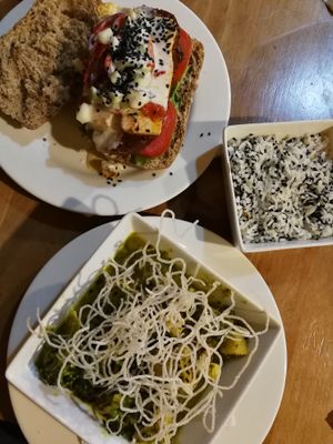 Hamburguesa y verduraa al curry verde con arroz at The Vegan Temple by Prasada in Cusco