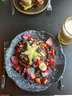 Vegan monkey pancakes & vegan latte at SAP Bagel & Juice Bar - Stationsstraat in Maastricht