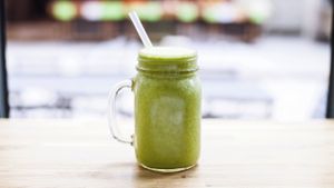 Le Costaud - lait de coco, banane, épinards, caroube et menthe at Positive Deli - Rue de Satory in Versailles