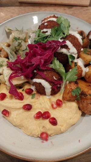 Falafel and hummus bowl at Positive Deli - Rue de Satory in Versailles