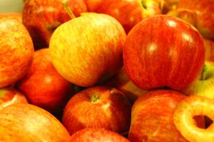 Maçãs para a nossa tarte at Saudade in Sintra