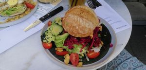 Véél vegan opties, ik ging vandaag voor de quinoa burger en hij was heerlijk. De pikante hummus was er heerlijk op. at The Happiness Cafe  in Eindhoven