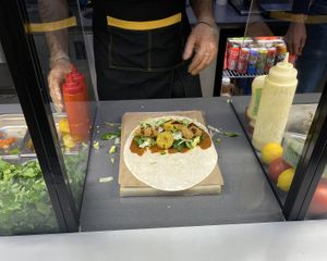 Neben Cigköftem gibt es auch leckere Falafel und Weizenbällchen… oder einfach alles zusammen!  at Cigköftem in Hannover