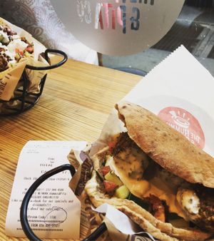 Bon repas frais et pas cher; oui ca existe près de Time Square! at The Hummus and Pita Co in New York City