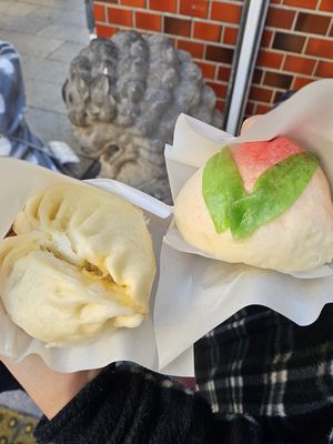 Vegetable Bun (left) and Sweet Bean and Date Paste Bun (right).  at Peking Hanten in Yokohama