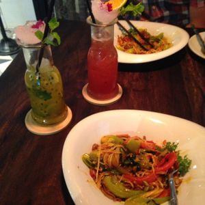 delicious fruit drinks and the best pad thai at Uu Dam Chay in Hanoi