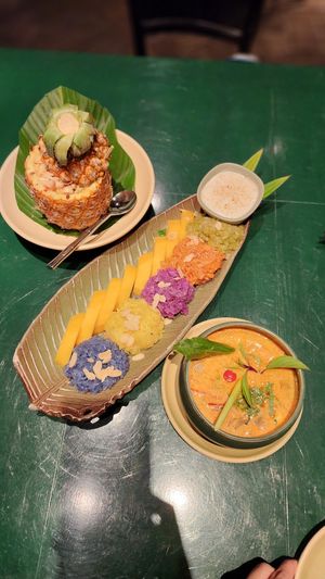 This a nice fine dining place which you have to make a reservation. We made ours through our hotel. The food is delicious with great presentation. There's English menu and the wait at Uu Dam Chay in Hanoi