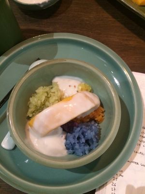 5 color rice with mango and coconutsauce at Uu Dam Chay in Hanoi