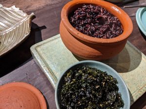 Rice with seaweed at Uu Dam Chay in Hanoi