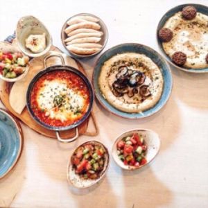 Vegan hummus and vegetarian Shashuka at Simply Delicious by Ronen in Mallorca