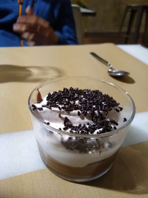 Dessert with chocolate and strawberry at 269 Gastro Vegan in Salamanca