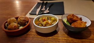 Tapas de albòndigas, menestra y croquetas de pollo at 269 Gastro Vegan in Salamanca