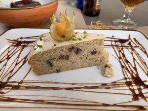 Espectacular Banana Cake con pistachos. ¡Recomendado! at 269 Gastro Vegan in Salamanca