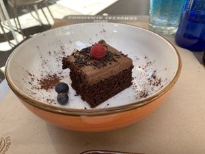 Pastel de chocolate. Está bueno, pero MUY chocolateado. at 269 Gastro Vegan in Salamanca