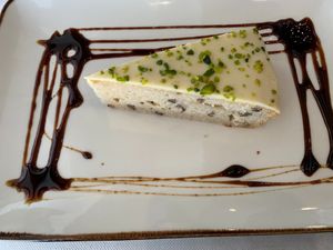 Bizcocho de plátano y pistacho at 269 Gastro Vegan in Salamanca