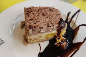 Chocolate mousse and peach cake at 269 Gastro Vegan in Salamanca