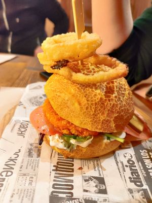 Crispy chicken con aritos de cebolla at 269 Gastro Vegan in Salamanca