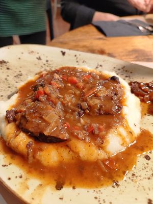 Carrilleras con puré de patata at 269 Gastro Vegan in Salamanca