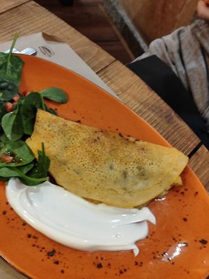 Tortilla de harina de garbanzo con setas y veganesa at 269 Gastro Vegan in Salamanca
