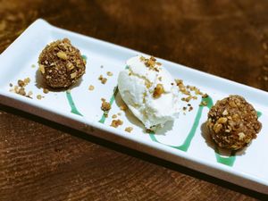 Tofu con Cocolate y kilos con helado de Vainilla at 269 Gastro Vegan in Salamanca