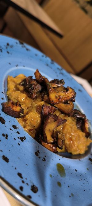 Patatas meneas at 269 Gastro Vegan in Salamanca