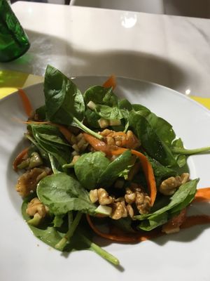Spinach salad at 269 Gastro Vegan in Salamanca