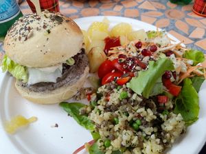 Gourmet burger at SmooVie Grignotheque in Saint-leon-sur-vezere