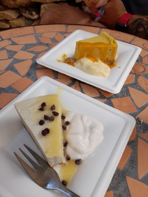 Cheesecakes! Mango and pear & chocolate at SmooVie Grignotheque in Saint-leon-sur-vezere