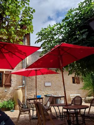 Courtyard garden at SmooVie Grignotheque in Saint-leon-sur-vezere