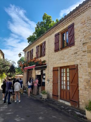 Beautiful setting at SmooVie Grignotheque in Saint-leon-sur-vezere