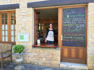 Sabine, the owner at SmooVie Grignotheque in Saint-leon-sur-vezere