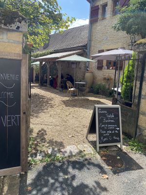 cute courtyard setting  at SmooVie Grignotheque in Saint-leon-sur-vezere