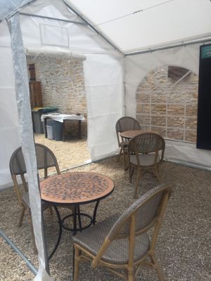 The tables  at SmooVie Grignotheque in Saint-leon-sur-vezere