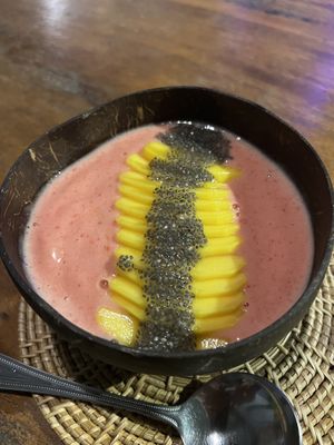 Añadiendo topping de mango  at Greenlight Cafe & Bar in Koh Samui