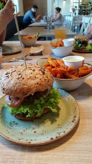 Mama Marrakesch burger with sweet potato chips at My Heart Beats Vegan in Mannheim