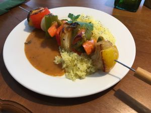 Gebratener Gemüsespieß auf Mohnkartoffeln in Florentiner Soße - so good! at Molly & Alf in Flensburg