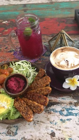 Build Your Own Salad Bowl: zucchini noodles; tempeh, avocado; cherry tomatoes; beetroot hummus
.
.
.
Kombucha and a cappuccino with coconut milk at The Spicy Coconut in Seminyak