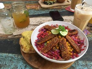 Power Bowl: sweet tempeh; spiced chickpeas; purple cabbage; lettuce; corn; carrot; beetroot hummus
.
.
.
Kombucha and an iced cappuccino with coconut milk at The Spicy Coconut in Seminyak