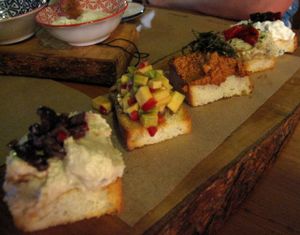 Ekmeküstü tabağı at Oburus Momus in Kas