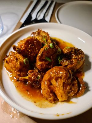 Cauliflower buffalo wings at Oburus Momus in Kas