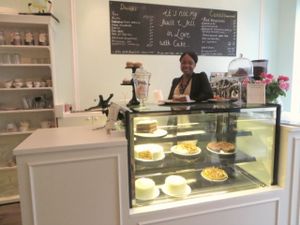 The lady behind the counter + cakes and an idear of how it looks :) at Majesteit Taart in Amsterdam