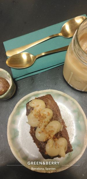 The carrot cake, an energy ball and an iced latte (all vegan) at Green&Berry in Barcelona