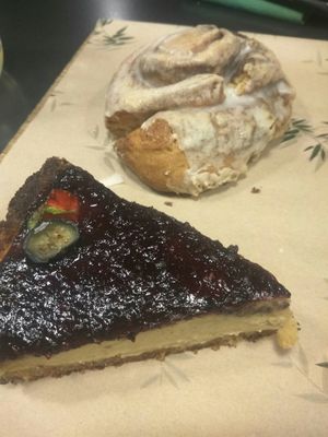 Cheesecake & Cinnamon Roll at Green&Berry in Barcelona