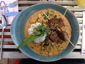 Vegan Kaengh Peth (with extra ordered saitan) :D at Die Röhre in Unterach Am Attersee